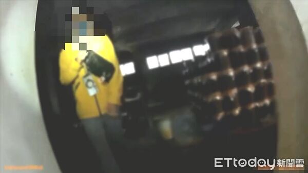 ▲身負3條通緝的羅男，遭警方盤查竟躲進民宅內，仍遭警方逮捕並搜出喪屍煙彈。（圖／記者陸運陞翻攝）