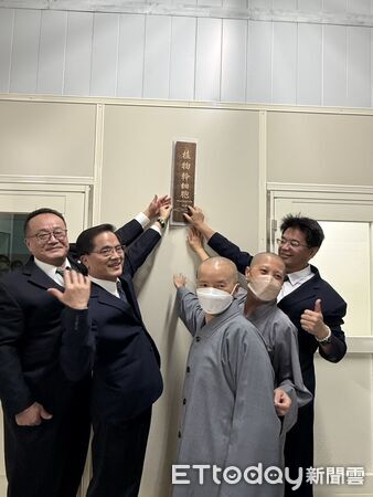 ▲▼花蓮慈院林欣榮院長（左二）與副院長何宗融（右一）、黃志揚（左一）及精舍師父一起為「植物幹細胞」研究掛牌。（圖／慈濟醫學中心提供）