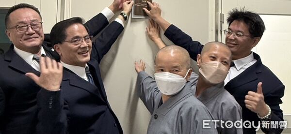 ▲▼花蓮慈院林欣榮院長（左二）與副院長何宗融（右一）、黃志揚（左一）及精舍師父一起為「植物幹細胞」研究掛牌。（圖／慈濟醫學中心提供）