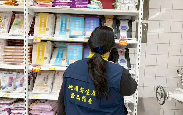 ▲桃園市衛生局稽查人員今天無預警稽查遭爆料販售過期變質商品。（圖／衛生局提供）