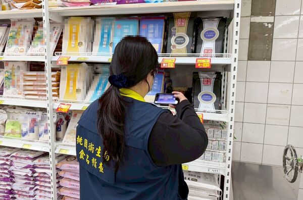 ▲桃園市衛生局稽查人員今天無預警稽查遭爆料販售過期變質商品。（圖／衛生局提供）