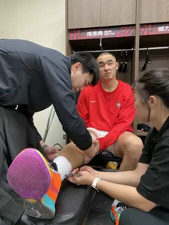 ▲孫思堯經送醫檢查確認其右膝後十字韌帶與前十字韌帶皆部分斷裂。（圖／臺北台新戰神提供）