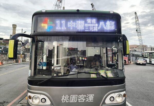 ▲桃園市交通局推動幹線公車計畫，自19日起試辦11路中山長興幹線，從中壢區出發抵達八德大湳地區，憑市民卡可免費搭乘（圖／交通局提供）
