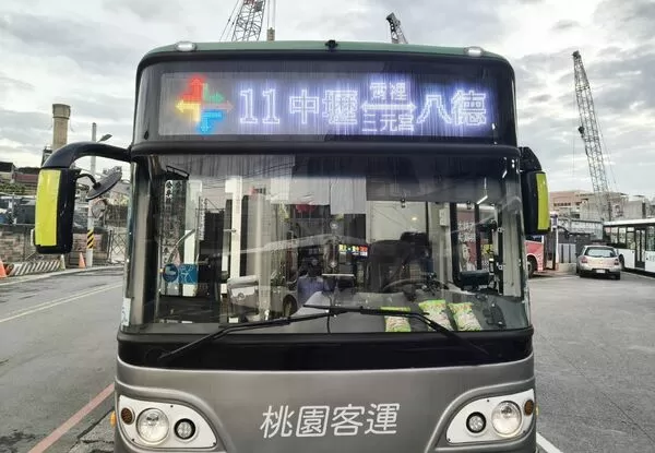 ▲桃園市交通局推動幹線公車計畫，自19日起試辦11路中山長興幹線，從中壢區出發抵達八德大湳地區，憑市民卡可免費搭乘（圖／交通局提供）