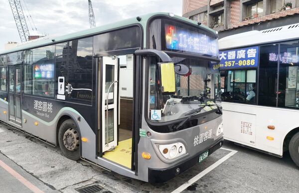 ▲桃園市交通局推動幹線公車計畫，19日起試辦11路中山長興幹線，憑市民卡可免費搭乘（圖／交通局提供）
