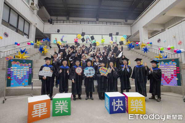 ▲嘉南藥理大學為第一屆國際專班春季班學生舉辦畢業典禮，35位國際生完成四年學業，迎向新旅程。（記者林東良翻攝，下同）