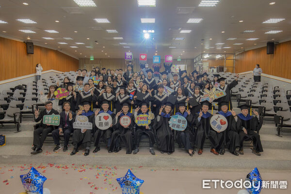 ▲嘉南藥理大學為第一屆國際專班春季班學生舉辦畢業典禮，35位國際生完成四年學業，迎向新旅程。（記者林東良翻攝，下同）