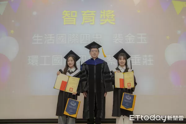 ▲嘉南藥理大學為第一屆國際專班春季班學生舉辦畢業典禮，35位國際生完成四年學業，迎向新旅程。（記者林東良翻攝，下同）