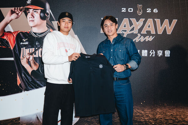 ▲曾偉喆到場致意陳鏞基。（圖／展逸提供）