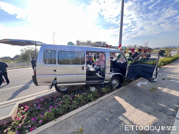 ▲▼金門金城鎮金豐路后豐港路段發生租賃車自撞事故。(圖／金門縣政府金城分局提供)