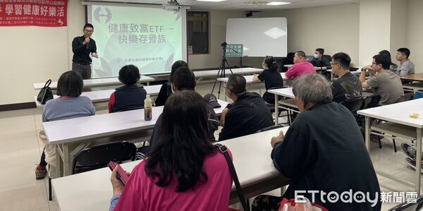 ▲樂活全齡綜合診所院長沈子翔舉辦健康講座，提醒骨質流失從30歲就開始，應及早重視骨骼健康。（記者林東良翻攝）