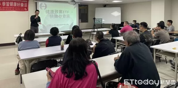 ▲樂活全齡綜合診所院長沈子翔舉辦健康講座，提醒骨質流失從30歲就開始，應及早重視骨骼健康。（記者林東良翻攝）