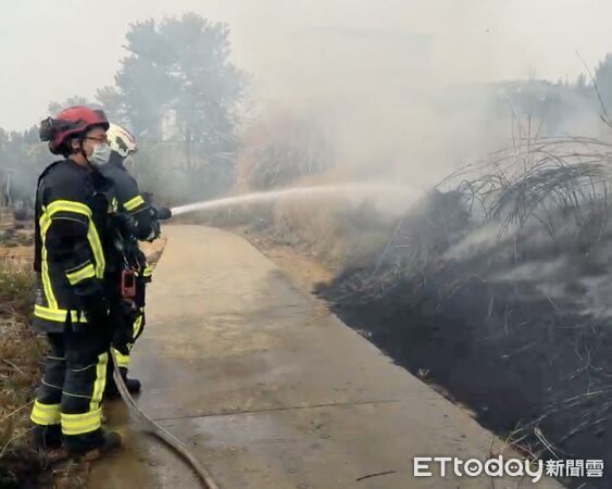 ▲▼ 金門金城鎮西海路三段附近雜草火警，燃燒面積約1,000平方公尺。(圖／民眾提供)