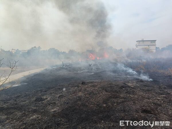 ▲▼ 金門金城鎮西海路三段附近雜草火警，燃燒面積約1,000平方公尺。(圖／民眾提供)