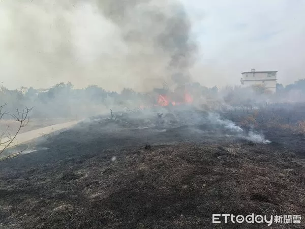 ▲▼ 金門金城鎮西海路三段附近雜草火警，燃燒面積約1,000平方公尺。(圖／民眾提供)