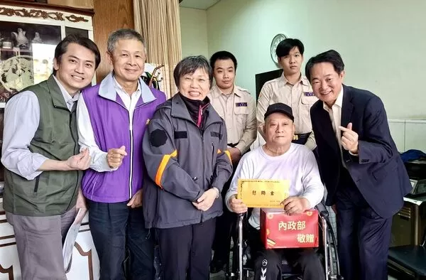 ▲▼劉世芳春節前夕探視服役受傷退伍弟兄。（圖／內政部提供）