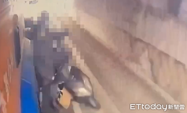 ▲▼雙載機車捲曳引車　夫目睹愛妻腦漿外溢身亡崩潰癱坐。（圖／記者陳崑福翻攝）