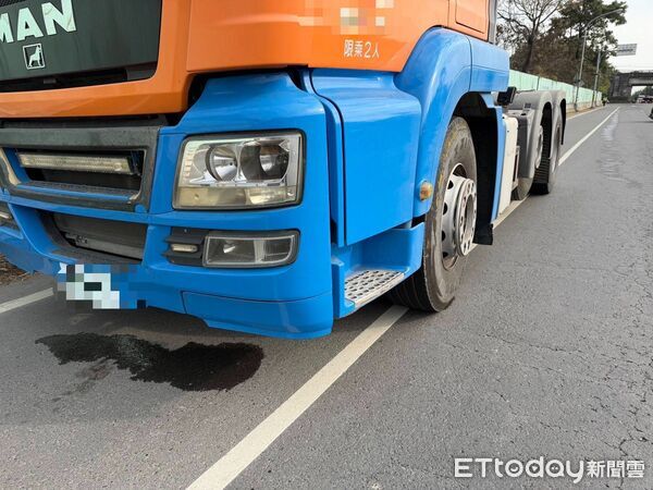 ▲▼雙載機車捲曳引車　夫目睹愛妻腦漿外溢身亡崩潰癱坐。（圖／記者陳崑福翻攝）