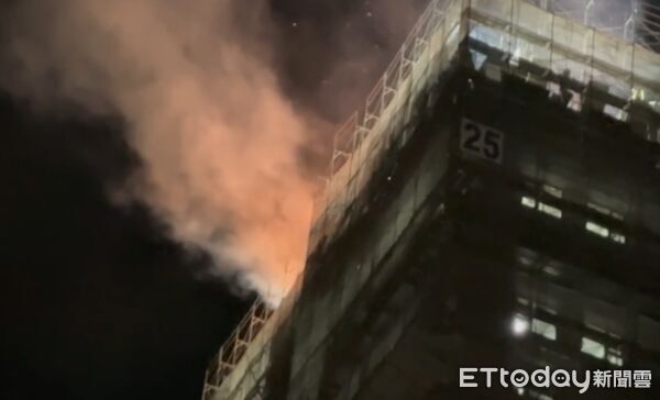 ▲▼台南大樓工地驚傳火警，28樓頂狂噴火。（圖／記者林東良翻攝）