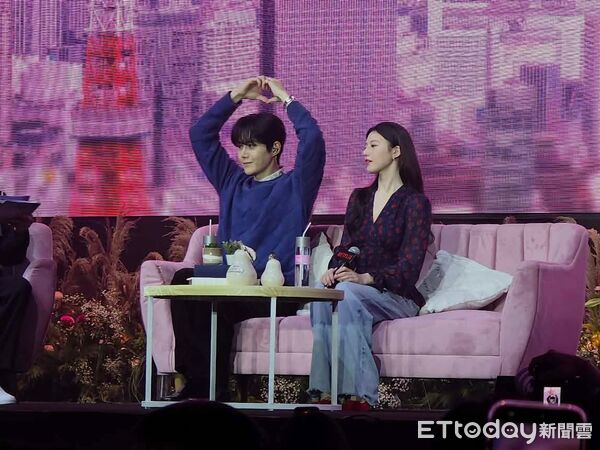 ▲▼跨海直擊／金宣虎、高允貞台上甜蜜咬耳朵低語！近3千粉絲叫瘋了。（圖／記者吳睿慈攝）