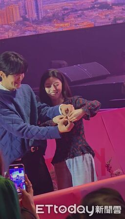 ▲▼跨海直擊／金宣虎、高允貞台上甜蜜咬耳朵低語！近3千粉絲叫瘋了。（圖／記者吳睿慈攝）