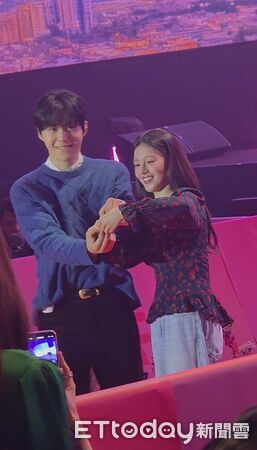 ▲▼跨海直擊／金宣虎、高允貞台上甜蜜咬耳朵低語！近3千粉絲叫瘋了。（圖／記者吳睿慈攝）