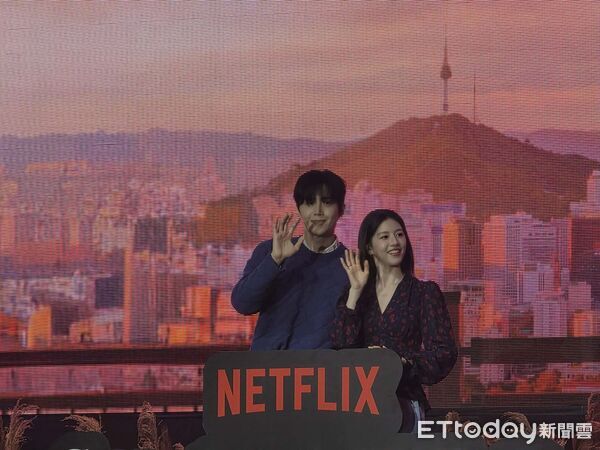 ▲▼高允貞被絆到險跌　金宣虎秒上前出手扶她。（圖／記者吳睿慈攝）