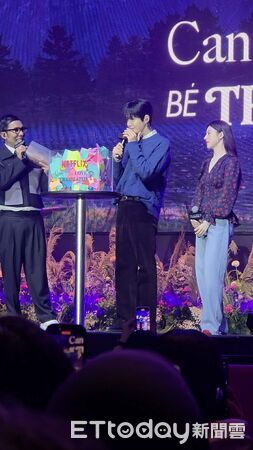 ▲金宣虎向主持人學甜蜜起床鬧鈴。（圖／記者吳睿慈攝）