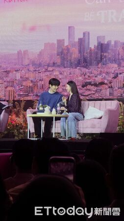 ▲▼跨海直擊／甜蜜爆擊！高允貞被絆到險跌　金宣虎秒上前出手扶她。（圖／記者吳睿慈攝）