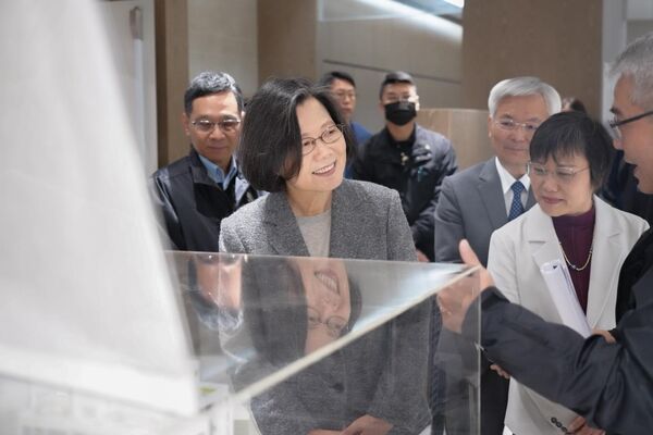 學測考生求助：救救英文　蔡英文暖回：一次考試不決定人生