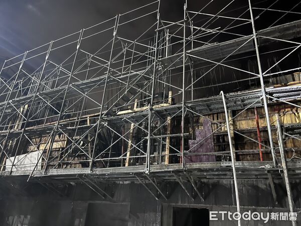 ▲台南工地火警，28樓頂狂噴火。（圖／記者林東良翻攝，下同）