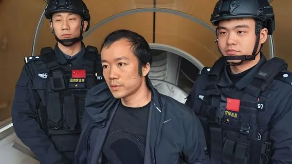 橫行全球詐騙千億元的太子集團創辦人陳志（中）落網，柬埔寨將他遣返回中國受審。（翻攝中國央視）