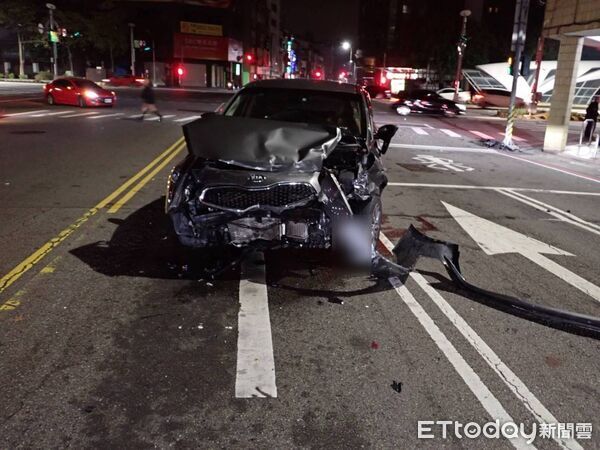 ▲▼台灣大道深夜2車對撞，造成5人受傷。（圖／民眾提供，下同）