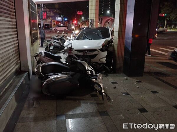 台灣大道嚴重車禍！自小客對撞衝進騎樓　車毀5人傷恐怖畫面曝