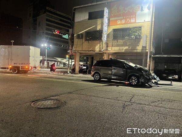 ▲▼台灣大道深夜2車對撞，造成5人受傷。（圖／民眾提供，下同）