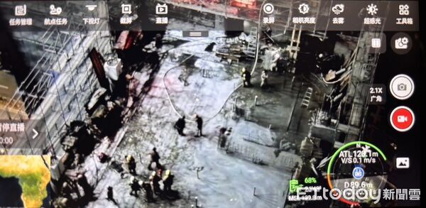 ▲台南市安南區施工中新建大樓高樓層昨晚發生火警，警消克服佈線困難進行高空射水搶救。（記者林東良翻攝，下同）