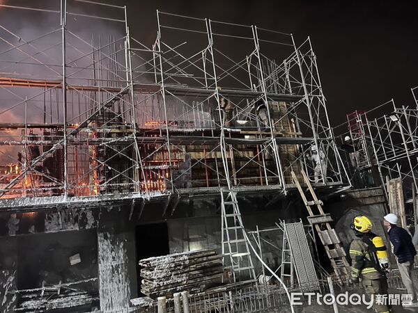 ▲台南市安南區施工中新建大樓高樓層昨晚發生火警，警消克服佈線困難進行高空射水搶救。（記者林東良翻攝，下同）