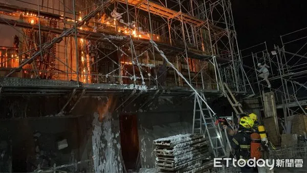 ▲台南市安南區施工中新建大樓高樓層昨晚發生火警，警消克服佈線困難進行高空射水搶救。（記者林東良翻攝，下同）