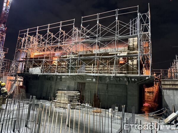 ▲台南市安南區施工中新建大樓高樓層昨晚發生火警，警消克服佈線困難進行高空射水搶救。（記者林東良翻攝，下同）