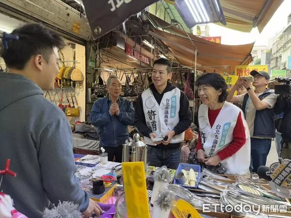▲▼民眾黨創黨主席柯文哲妻子陳佩琪陪同北市議員擬參選人許甫掃市場。（圖／記者陳家祥攝）