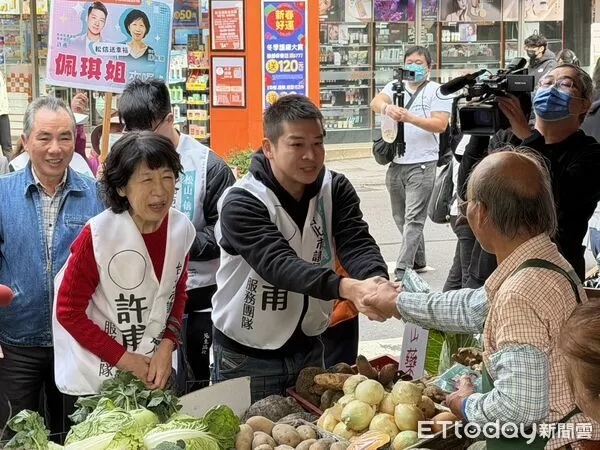 ▲▼民眾黨創黨主席柯文哲妻子陳佩琪陪同北市議員擬參選人許甫掃市場。（圖／記者陳家祥攝）