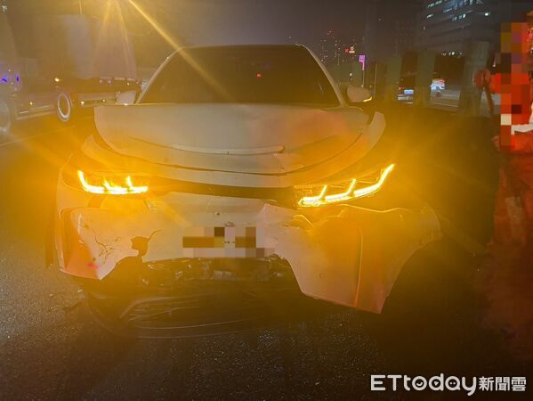 ▲▼國道新竹竹北段3車追撞，拖吊車出包。（圖／記者楊永盛翻攝）