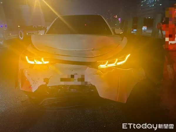 ▲▼國道新竹竹北段3車追撞，拖吊車出包。（圖／記者楊永盛翻攝）