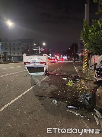 ▲▼潘男駕駛汽車，疑似因操作導航，不慎撞擊花圃跟路邊停放汽車，當場翻覆。（圖／記者吳世龍翻攝）