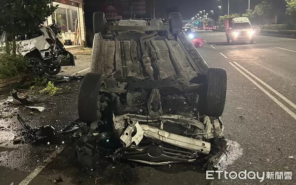 ▲▼潘男駕駛汽車，疑似因操作導航，不慎撞擊花圃跟路邊停放汽車，當場翻覆。（圖／記者吳世龍翻攝）