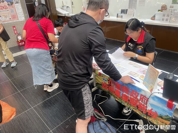 ▲取票及乘車時須出示所有乘車人身份證明文件供縣府人員核驗。（圖／花蓮縣政府提供資料照片）