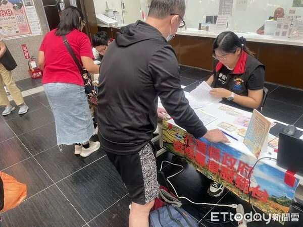 ▲取票及乘車時須出示所有乘車人身份證明文件供縣府人員核驗。（圖／花蓮縣政府提供資料照片）