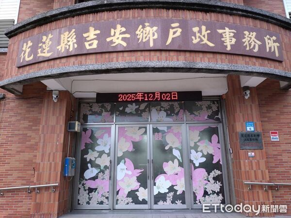 ▲花蓮吉安鄉戶政事務所打造「桐花主題結婚登記拍照門面」。（圖／花蓮縣政府提供，下同）
