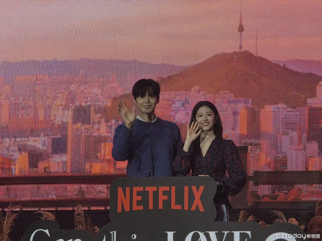 跨海直擊／甜蜜爆擊！高允貞被絆到險跌　金宣虎秒上前出手扶她