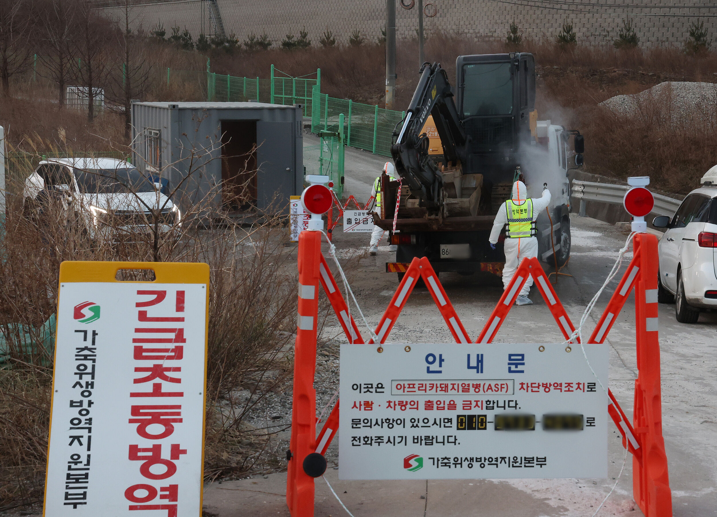 ▲▼南韓江原道江陵市某養豬場確診非洲豬瘟，防疫人員正在進行消毒管制作業。（圖／VCG）
